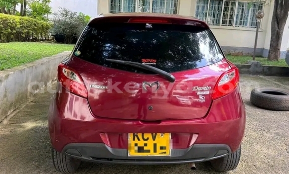Oofamaa Mazda Demio Red Makiinaa iti Bute keessatti Northeast Kenya keessatti Oofamaa Mazda Demio Red Makiinaa iti Bute keessatti Northeast Kenya keessatti