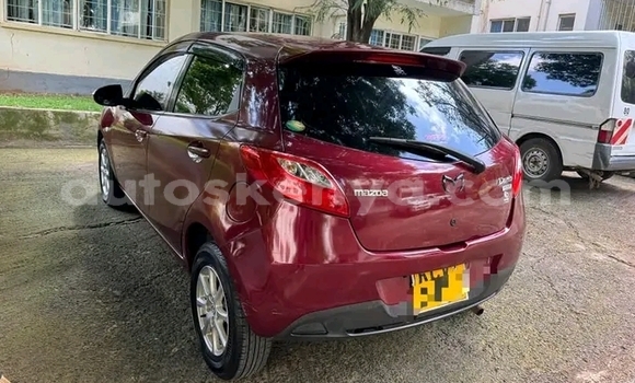 Oofamaa Mazda Demio Red Makiinaa iti Bute keessatti Northeast Kenya keessatti Oofamaa Mazda Demio Red Makiinaa iti Bute keessatti Northeast Kenya keessatti