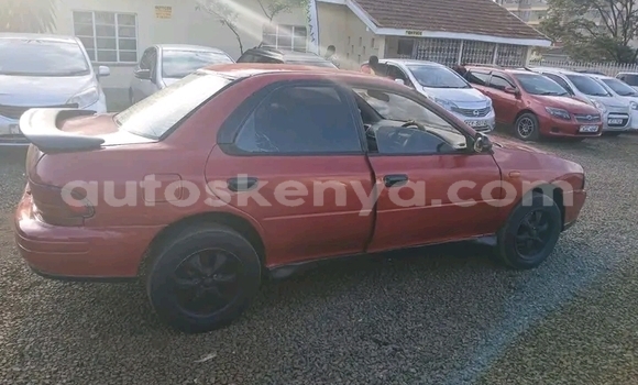 Oofamaa Subaru Impreza Red Makiinaa iti Bura keessatti Northeast Kenya keessatti Oofamaa Subaru Impreza Red Makiinaa iti Bura keessatti Northeast Kenya keessatti
