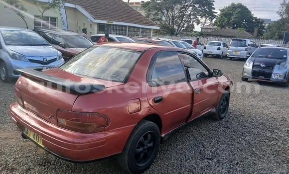 Oofamaa Subaru Impreza Red Makiinaa iti Bura keessatti Northeast Kenya keessatti Oofamaa Subaru Impreza Red Makiinaa iti Bura keessatti Northeast Kenya keessatti