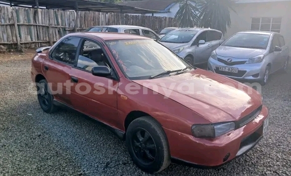 Oofamaa Subaru Impreza Red Makiinaa iti Bura keessatti Northeast Kenya keessatti Oofamaa Subaru Impreza Red Makiinaa iti Bura keessatti Northeast Kenya keessatti