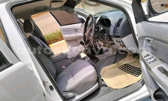 Oofamaa Toyota Hilux White Makiinaa iti Changamwe keessatti Coast keessatti