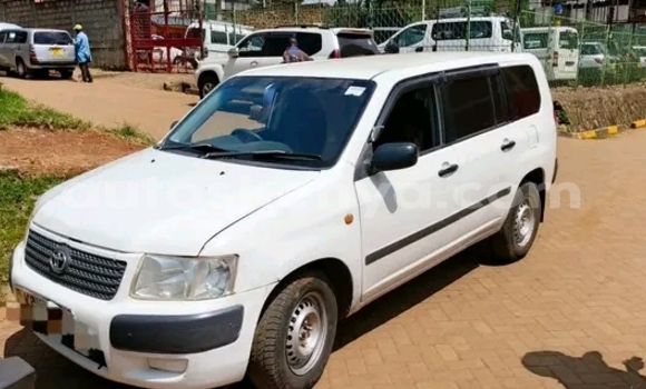 Oofamaa Toyota Succeed White Makiinaa iti Bute keessatti Northeast Kenya keessatti
