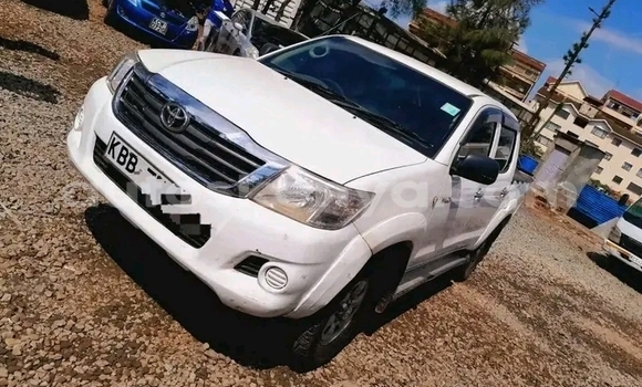 Oofamaa Toyota Hilux White Makiinaa iti Chuka keessatti East Kenya keessatti