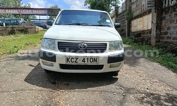 Oofamaa Toyota Succeed White Makiinaa iti Bute keessatti Northeast Kenya keessatti