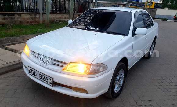Oofamaa Toyota Carina White Makiinaa iti Nairobi keessatti Nairobi keessatti
