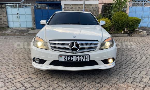 Nunua Ilio tumika Mercedes‒Benz 200 Nyeupe Gari ndani ya Nairobi nchini Nairobi
