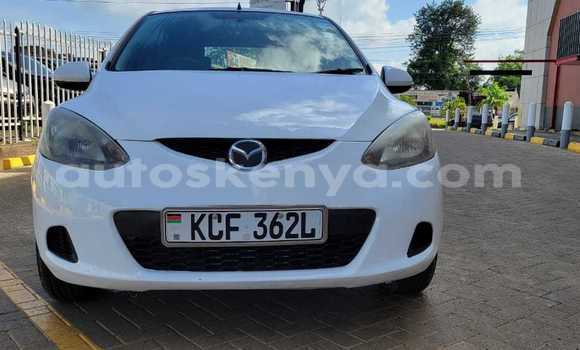 Oofamaa Mazda Demio White Makiinaa iti Nairobi keessatti Nairobi keessatti