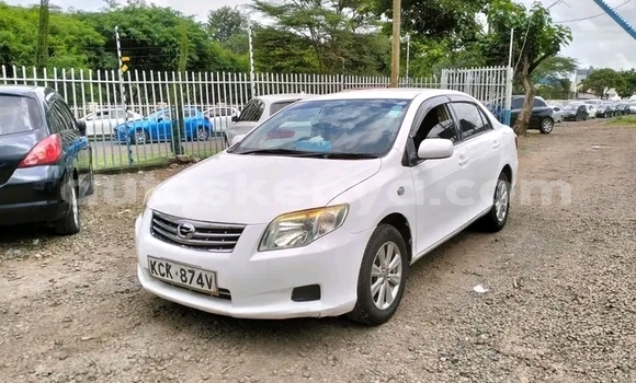 Oofamaa Toyota Axio White Makiinaa iti Nairobi keessatti Nairobi keessatti