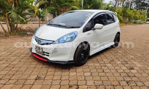 Oofamaa Honda Fit White Makiinaa iti Nairobi keessatti Nairobi keessatti