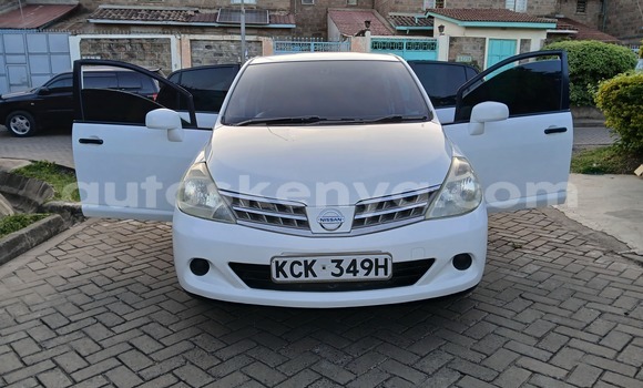 Oofamaa Nissan tiida White Makiinaa iti Nairobi keessatti Nairobi keessatti