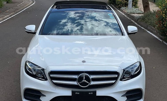 Oofamaa Mercedes‒Benz E–Class White Makiinaa iti Nairobi keessatti Nairobi keessatti