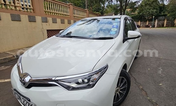 Oofamaa Toyota Auris White Makiinaa iti Nairobi keessatti Nairobi keessatti