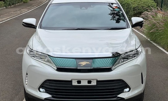 Oofamaa Toyota Harrier White Makiinaa iti Nairobi keessatti Nairobi keessatti