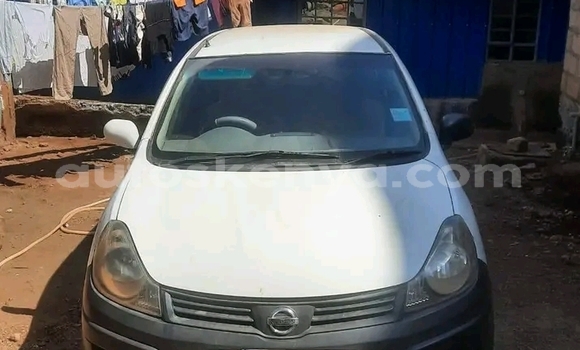 Nunua Ilio tumika Nissan Avenir Nyeupe Gari ndani ya Bute nchini Kaskazini Mashariki mwa Kenya