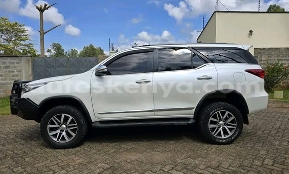 Nunua Ilio tumika Toyota Fortuner Nyeupe Gari ndani ya Eldoret nchini Bonde la Ufafanuzi Nunua Ilio tumika Toyota Fortuner Nyeupe Gari ndani ya Eldoret nchini Bonde la Ufafanuzi