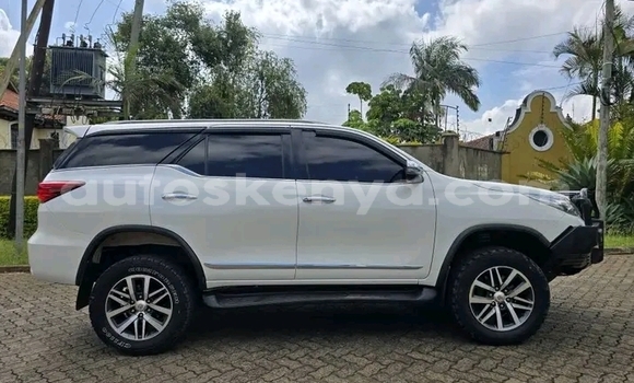 Nunua Ilio tumika Toyota Fortuner Nyeupe Gari ndani ya Eldoret nchini Bonde la Ufafanuzi Nunua Ilio tumika Toyota Fortuner Nyeupe Gari ndani ya Eldoret nchini Bonde la Ufafanuzi
