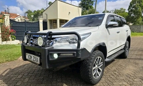 Nunua Ilio tumika Toyota Fortuner Nyeupe Gari ndani ya Eldoret nchini Bonde la Ufafanuzi Nunua Ilio tumika Toyota Fortuner Nyeupe Gari ndani ya Eldoret nchini Bonde la Ufafanuzi