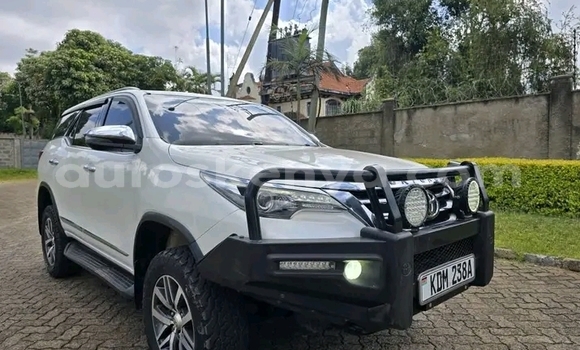 Nunua Ilio tumika Toyota Fortuner Nyeupe Gari ndani ya Eldoret nchini Bonde la Ufafanuzi Nunua Ilio tumika Toyota Fortuner Nyeupe Gari ndani ya Eldoret nchini Bonde la Ufafanuzi