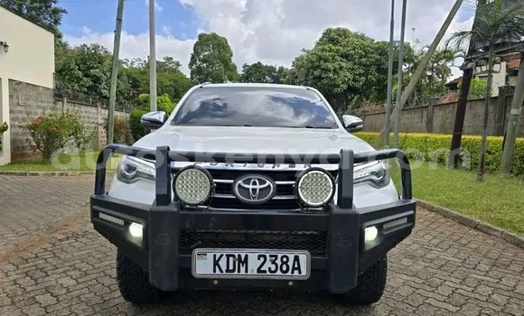 Nunua Ilio tumika Toyota Fortuner Nyeupe Gari ndani ya Eldoret nchini Bonde la Ufafanuzi Nunua Ilio tumika Toyota Fortuner Nyeupe Gari ndani ya Eldoret nchini Bonde la Ufafanuzi