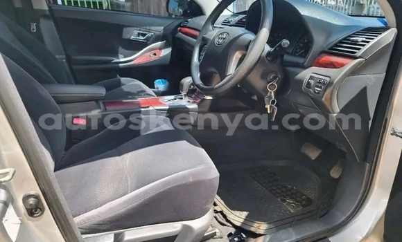 Oofamaa Toyota Allion White Makiinaa iti Griftu keessatti Northeast Kenya keessatti