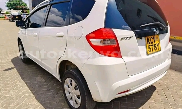 Oofamaa Honda Fit White Makiinaa iti Gatanga keessatti Nairobi keessatti