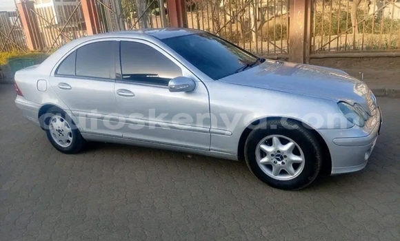Oofamaa Mercedes‒Benz 300CD White Makiinaa iti Bute keessatti Northeast Kenya keessatti Oofamaa Mercedes‒Benz 300CD White Makiinaa iti Bute keessatti Northeast Kenya keessatti
