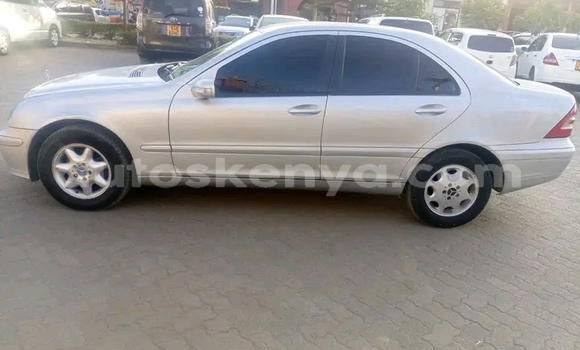 Nunua Ilio tumika Mercedes‒Benz 300CD Nyeupe Gari ndani ya Bute nchini Kaskazini Mashariki mwa Kenya Nunua Ilio tumika Mercedes‒Benz 300CD Nyeupe Gari ndani ya Bute nchini Kaskazini Mashariki mwa Kenya