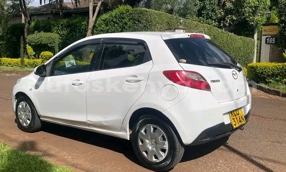 Oofamaa Mazda Demio White Makiinaa iti Gazi keessatti Coast keessatti Oofamaa Mazda Demio White Makiinaa iti Gazi keessatti Coast keessatti