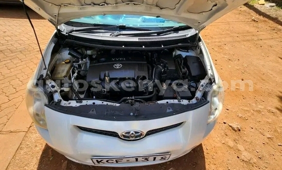 Oofamaa Toyota Auris White Makiinaa iti Bute keessatti Northeast Kenya keessatti