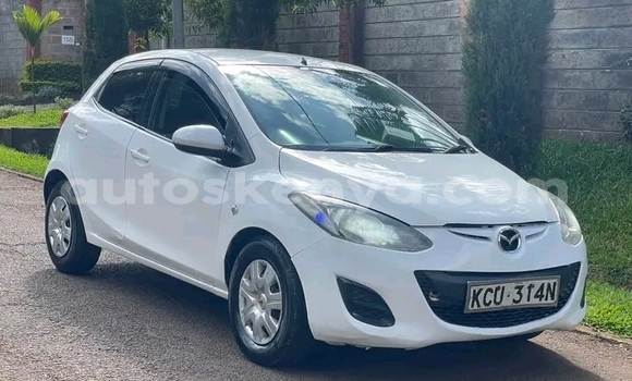 Oofamaa Mazda Demio White Makiinaa iti Bute keessatti Northeast Kenya keessatti Oofamaa Mazda Demio White Makiinaa iti Bute keessatti Northeast Kenya keessatti