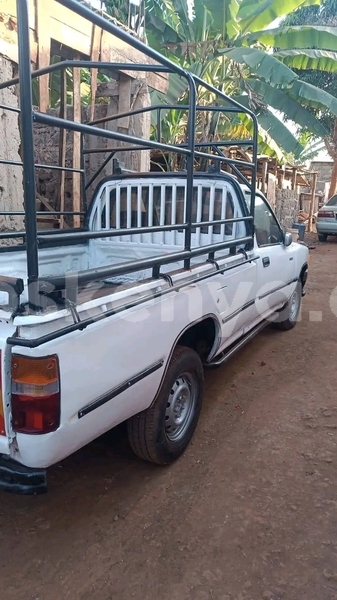 Big with watermark toyota hilux northeast kenya bute 25575