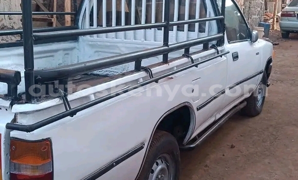Nunua Ilio tumika Toyota Hilux Nyeupe Gari ndani ya Bute nchini Kaskazini Mashariki mwa Kenya Nunua Ilio tumika Toyota Hilux Nyeupe Gari ndani ya Bute nchini Kaskazini Mashariki mwa Kenya