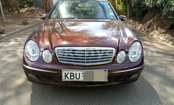 Oofamaa Mercedes‒Benz E–Class Brown Makiinaa iti Nairobi keessatti Nairobi keessatti