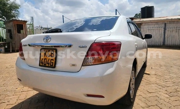 Oofamaa Toyota Allion White Makiinaa iti Griftu keessatti Northeast Kenya keessatti