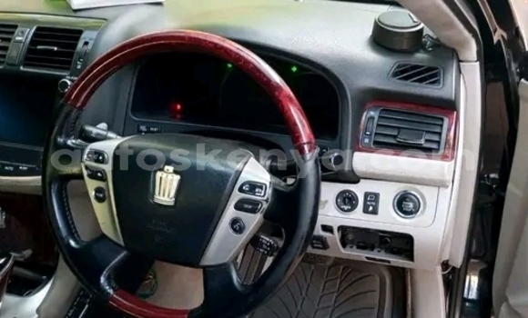 Oofamaa Toyota Crown Black Makiinaa iti Changamwe keessatti Coast keessatti Oofamaa Toyota Crown Black Makiinaa iti Changamwe keessatti Coast keessatti