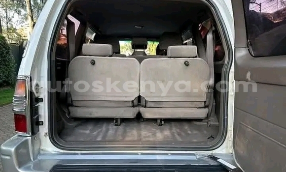 Nunua Ilio tumika Toyota Land Cruiser Prado Nyingine Gari ndani ya Bute nchini Kaskazini Mashariki mwa Kenya