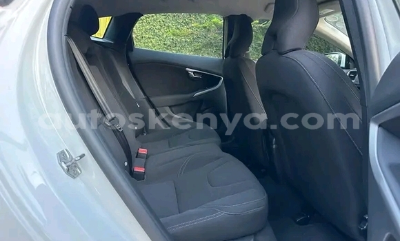 Oofamaa Volvo V40 White Makiinaa iti Nairobi keessatti Nairobi keessatti