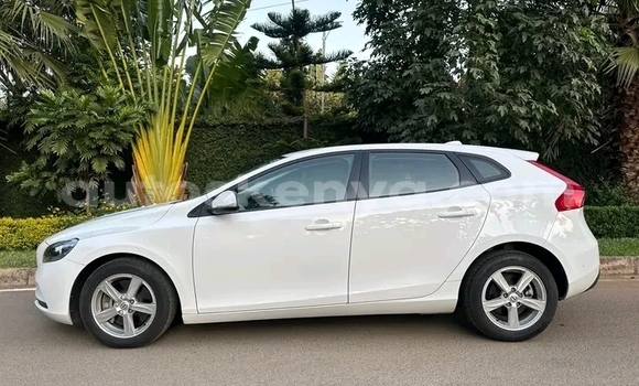 Buy Used Volvo V40 White Car in Nairobi in Nairobi Buy Used Volvo V40 White Car in Nairobi in Nairobi