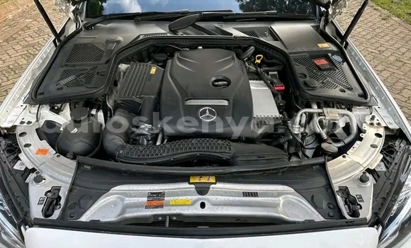 Oofamaa Mercedes‒Benz CL-klasse White Makiinaa iti Nairobi keessatti Nairobi keessatti