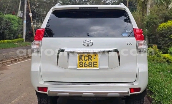 Oofamaa Toyota Land Cruiser Prado White Makiinaa iti Nairobi keessatti Nairobi keessatti