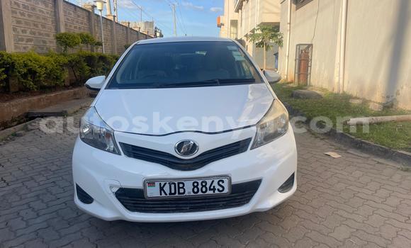 Oofamaa Toyota Vitz White Makiinaa iti Nairobi keessatti Nairobi keessatti