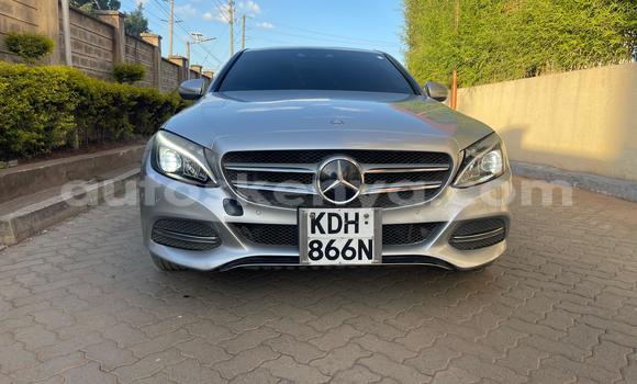 Oofamaa Mercedes‒Benz 200 Silver Makiinaa iti Nairobi keessatti Nairobi keessatti