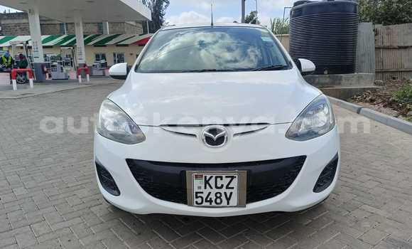 Oofamaa Mazda Demio White Makiinaa iti Nairobi keessatti Nairobi keessatti
