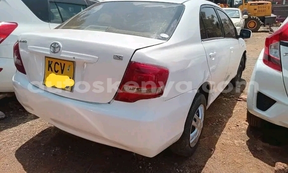 Oofamaa Toyota Axio White Makiinaa iti Busia keessatti West Kenya keessatti