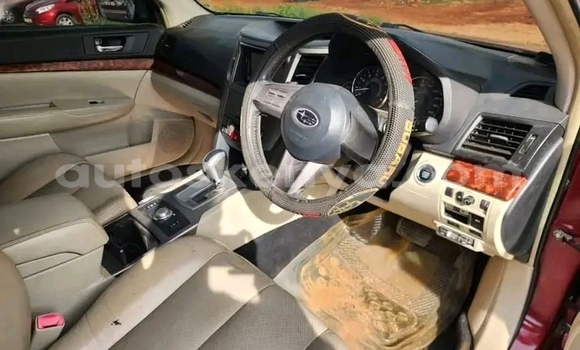 Oofamaa Subaru Outback Red Makiinaa iti Changamwe keessatti Coast keessatti Oofamaa Subaru Outback Red Makiinaa iti Changamwe keessatti Coast keessatti