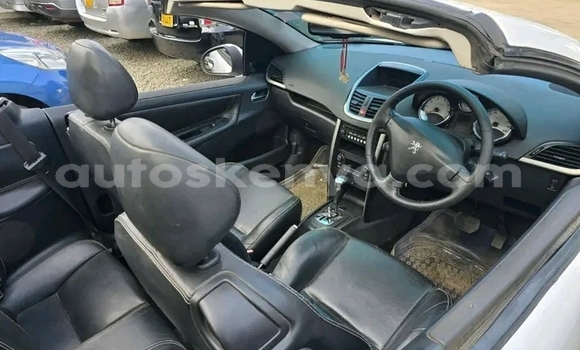 Oofamaa Peugeot 207 White Makiinaa iti Bute keessatti Northeast Kenya keessatti