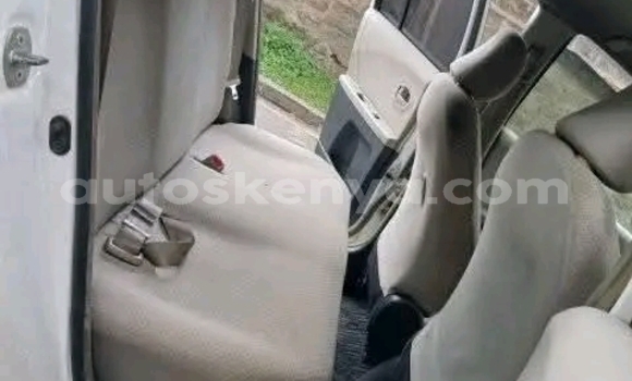 Oofamaa Toyota Vitz White Makiinaa iti Changamwe keessatti Coast keessatti