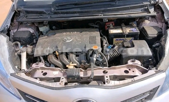 Nunua Ilio tumika Toyota Vitz Nyeupe Gari ndani ya Bute nchini Kaskazini Mashariki mwa Kenya