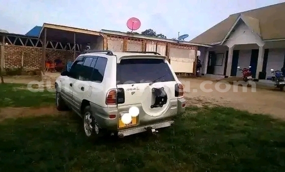 Nunua Ilio tumika Toyota RAV4 Nyingine Gari ndani ya Griftu nchini Kaskazini Mashariki mwa Kenya Nunua Ilio tumika Toyota RAV4 Nyingine Gari ndani ya Griftu nchini Kaskazini Mashariki mwa Kenya